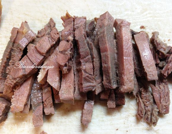 Половину Языка нарезаем соломкой и добавляем в борщ, а из оставшегося языка приготовим Карпаччо из Языка с рататуем по этому рецепту http://www.edimdoma.ru/retsepty/57681-karpachcho-iz-yazyka-s-ratatuem .