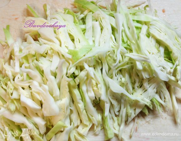 Моем и мелко шинкуем капусту. Добавляем в борщ. Капуста варится достаточно быстро минут 5-7. А если у Вас молодая капуста, то вообще мгновенно- достаточно положить в кипящий борщ и выключить огонь.  При необходимости солим, перчим и перемешиваем. Добавляем чеснок, пропущенный через пресс или кладем чеснок непосредственно в тарелки при подаче. Подаем со сметаной и мелко нарезанной зеленью. ENJOY !