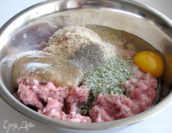 В миске смешайте говяжий фарш (у меня свинина + говядина), панировочные сухари, 2 ст. л. горчицы, 3 ст. л. красного вина, яйцо, 1 ч. л. эстрагона и 1/4 ч. л. перца. Посолите по вкусу.