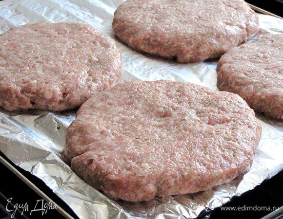 Слепите из этой смеси 4 плоские котлеты (котлеты получаются довольно большими). Застелите противень фольгой и смажьте растительным маслом. Выложите котлетки на противень.