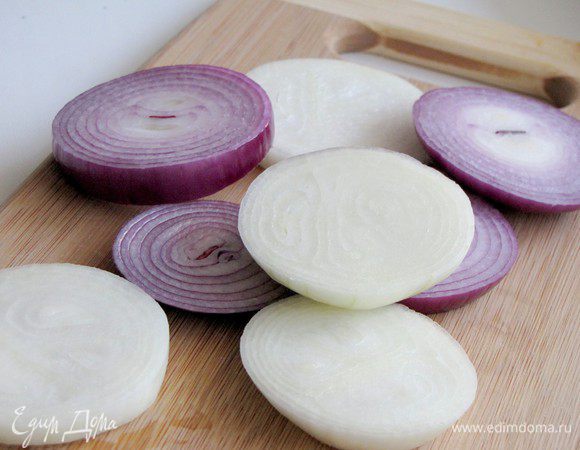 Нарежьте лук колечками толщиной в 1 см.