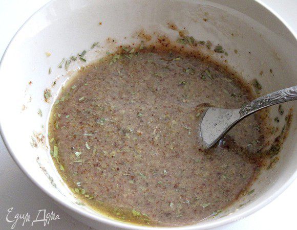 В небольшой миске смешайте оставшуюся горчицу, 1 ст. л. красного вина, 1 ч. л. эстрагона, 1 ст. л. растительного масла, 1/4 ч. л. перца. Посолите и взбейте венчиком.