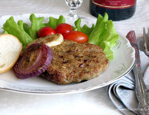 Гамбургеры готовы. Сервируем овощами, салатом и подаем с бокалом вина. Приятного аппетита!