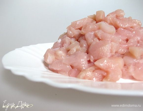 Куриное филе тщательно промойте и очистите от пленок и хрящей. Нарежьте небольшими кусочками.