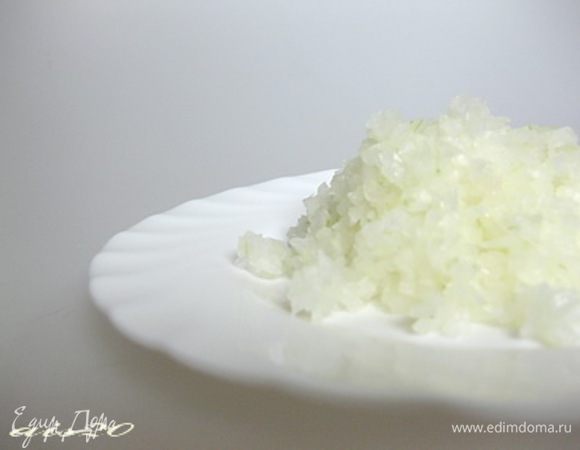 Лук очистите и очень мелко нарежьте или измельчите в блендере.