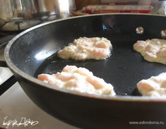 Столовой ложкой выложите фарш на разогретую сковороду с небольшим количеством масла. Обжаривайте на небольшом огне сначала с одной стороны, затем переверните на другую сторону и накройте сковороду крышкой, жарьте до готовности.