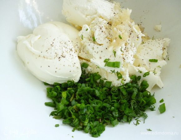 К творожному сыру добавить майонез или сметану, измельченные зелень и чеснок, молотый перец по вкусу.