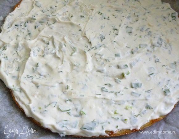 На блюдо выкладываем корж, наносим слой крема.