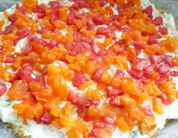 Затем слой нарезанных томатов и перца.