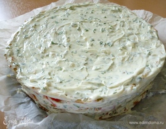 И так следующие коржи. Верхний корж и бока торта смазать кремом.