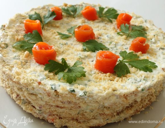 А дальше поступаем на свое усмотрение: можно на крем опять слой перца и томатов и затем посыпать тертым сыром. Я решила украсить, чтобы тортик  выглядел более празднично. Измельчила скалкой соленый крекер и нанесла крошку на бока торта. Слегка посыпала крошкой верх торта. Печеный перец нарезала полосочками и свернула в рулетики, получились вот такие розочки. И еще добавила листики петрушки. Торту дать настояться часа два в холодильнике.