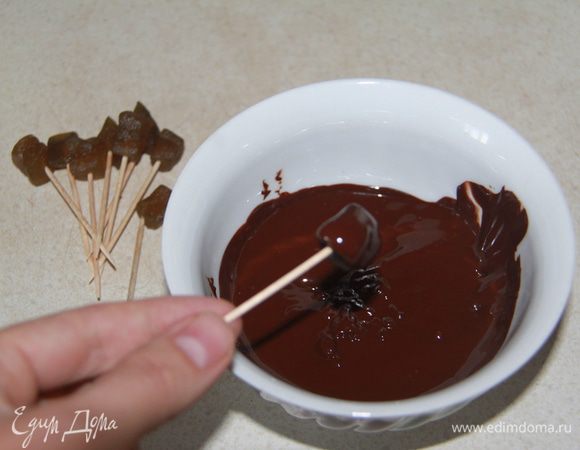 Чтобы сделать конфеты, необходимо растопить шоколад (я делала это в микроволновке), ломтики цукатов нанизать на зубочистку, обмакивать в шоколад.