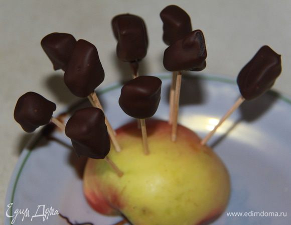 Дать шоколаду застыть в холодильнике. Для того,чтобы глазурь выглядела ровно, палочки с глазированными цукатами воткнуть в яблоко (или в картофелину, или что-то подобное). Наслаждайтесь! Уверена, что никто не догадается, какими необычными конфетами вы угощаете!