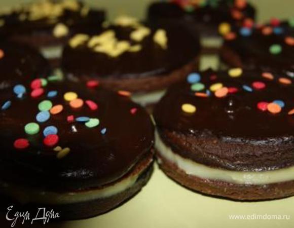 Теперь самый ответственный момент! Собираем печенье! 
Смазываем печенье кремом попарно, покрываем помадкой! Отправляем в холодильник на пол часа, вот и все! Приятного чаепития!!!