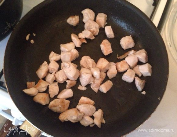 Режем куриное филе небольшими кубиками, обжариваем до румяной корочки, и отставляем в сторону.