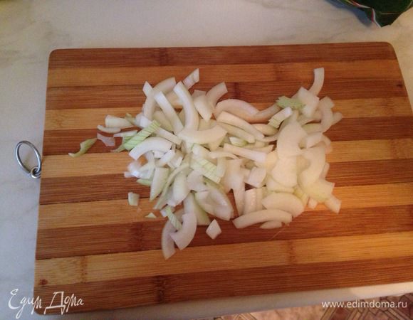 На сковороду, где обжаривалось мясо, добавляем ещё чуть оливкового масла, небольшой кусочек сливочного. Пока оно тает режем лук, мелко-мелко чеснок, и обжариваем до прозрачного цвета лука.(5 минут на небольшом огне).