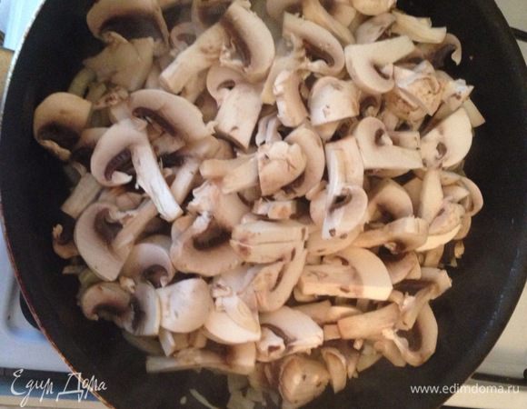 За 5 минут что у нас обжаривается лук с чесноком мы нарезаем грибы и добавляем их в сковороду и обжариваем около 10-ти минут, пока из них не испарится вода.