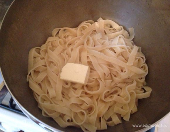Варим пасту! Ставим чайник, наливаем в кастрюлю подсолнечного масла, солим, заливаем кипятком, кидаем туда пасту и варим на 2-3 минуты больше чем указано на упаковке=)))
Потом сливаем воду и добавляем кусочек сливочного масла, накрываем крышкой и отчаянно трусим кастрюльку, пока масло не растопится=)