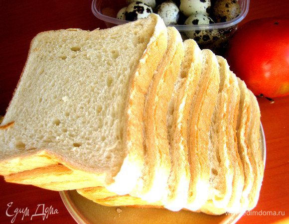 Начнём с хлеба...Берём 2 или 4 кусочка. Я покажу с двумя разными начинками, поэтому беру 4!