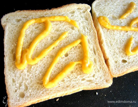 Промазываем два нижних ломтика таким соусом (или сладкой горчицей).