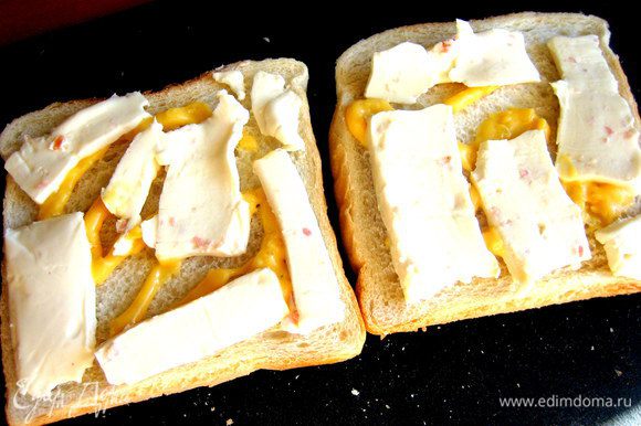 Затем покрываем оба варианта сэндвичей любым сыром... У меня был плавленный с беконом.