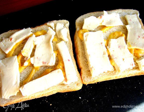 Затем покрываем оба варианта сэндвичей любым сыром... У меня был плавленный с беконом.