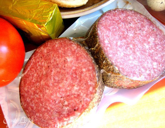 Один сэндвич будет с салями..