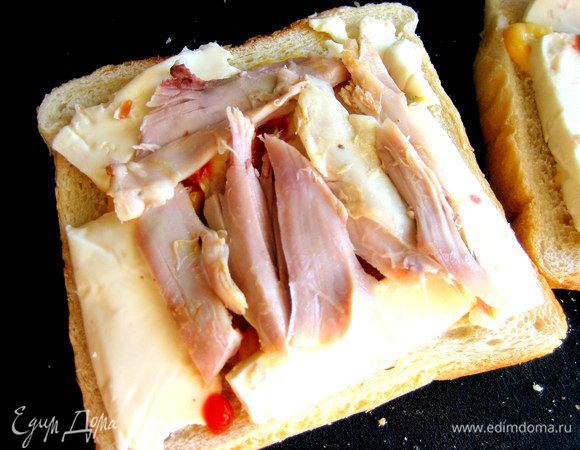 Выложим несколько кусочков тоже на сыр второго сэндвича.