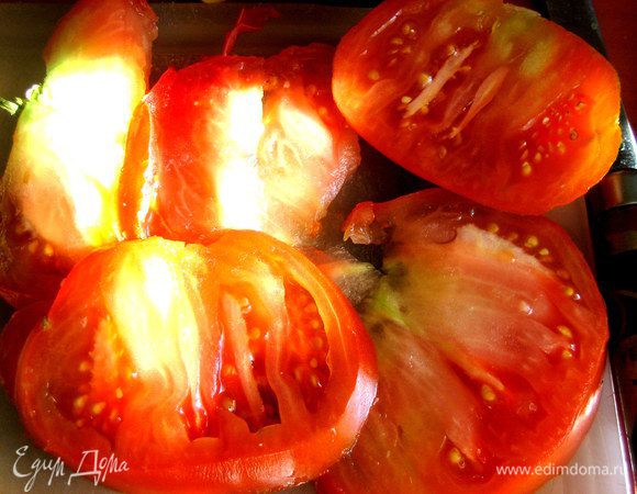 Дошла очередь до помидора... От крупной помидорины отрезаем тонкий кружок, вернее два... и выкладываем на начинки.