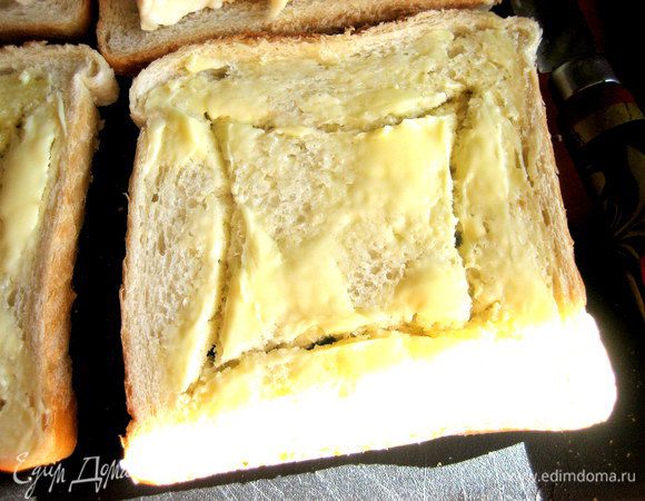 Вырезаем окошко... Можно выдавить его формочкой для печенья!