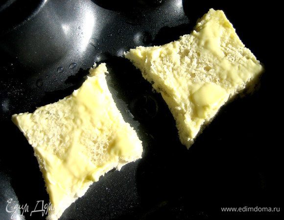 Эти кусочки тоже подрумяним в духовке.