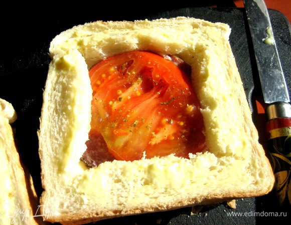 Накрываем оконцем каждый сэндвич и слегка прижимаем.