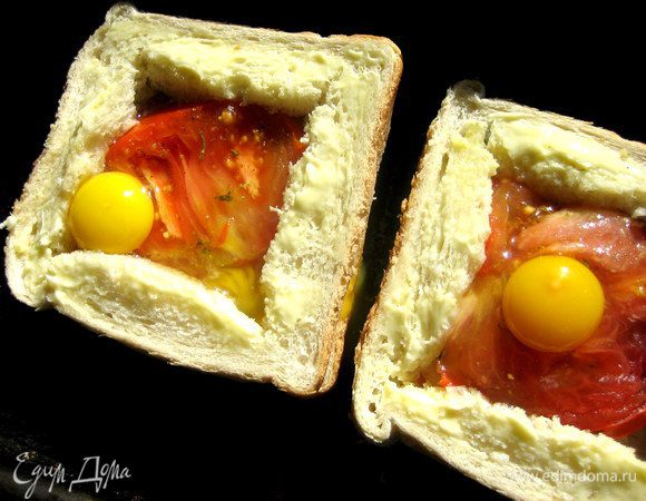 Лучше это делать уже в форме, так как яйцо может частично вытечь. Ставим запекаться в духовку.