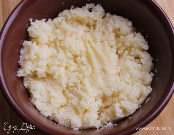 Смешать ингредиенты начинки и убрать в холодильник. Кокосовая смесь должна хорошо остыть и затвердеть.