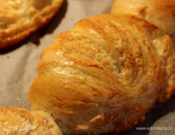 Смазать булочки молоком и выпекать при 200*С около 10-15 минут или до румяной корочки. Готовые булочки присыпать сахарной пудрой. Приятного аппетита!