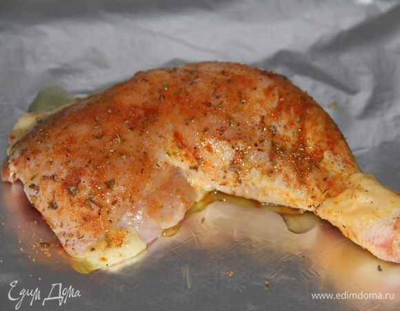 С куриной ножки снять кожу! Смазать небольшим количеством оливкового масла и натереть смесью французских трав, паприкой и куркумой...