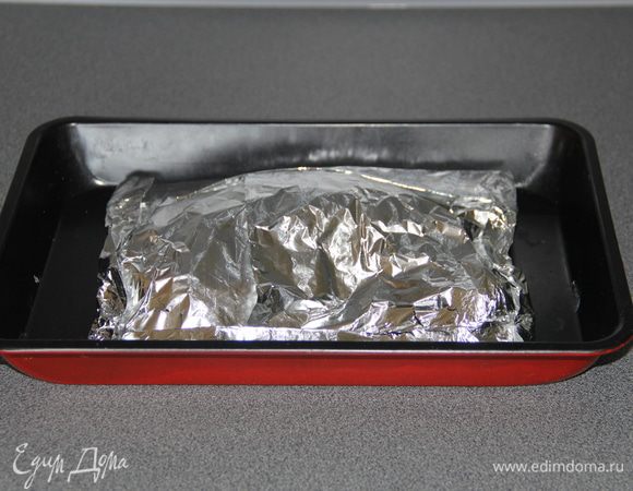 Затем завернуть в фольгу и выложить в жаропрочную форму...
Запекать в предварительно разогретой духовке примерно 40 минут при  температуре 180-190 градусов... 