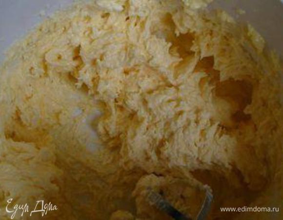 Разогреваем духовку до 200 градусов.
Растираем масло с сахаром, по одному добавляя желтки.
С последним вводим соду, погашенную уксусом.