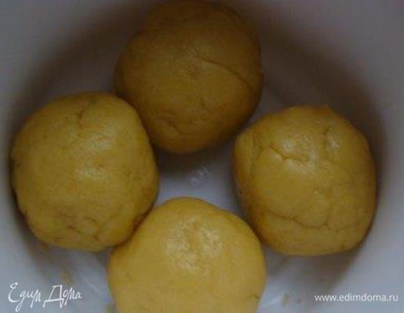 Добавляем муку, замешиваем тесто, делим его на 4 шарика и отправляем их в холодильник, накрыв пленкой (кульком, полотенцем, крышкой - чтобы не обветрилось) минут на 30.