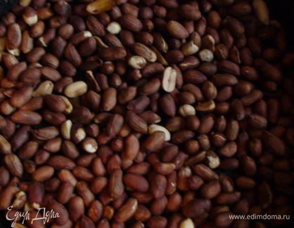 В это время жарим орехи и оставляем остывать.
Откидываем варенье на дуршлаг и даем стечь (и ягоды, и стакан жидкого варенья нам понадобятся).