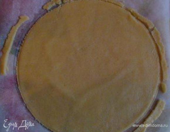 На листе пергамента рисуем круг, переворачиваем бумагу.
Достаем из холодильника 1 шарик и раскатываем его скалкой  на пергаменте, немного заходя за края круга.
Сверху кладем дно формы (у меня) или крышку - то, что вы обводили, чтобы нарисовать круг и обрезаем под нее наш коржик. Обрезки можем использовать при раскатке следующего коржа или выпекать вместе с этим (их потом можно будет использовать для оформления боков торта).