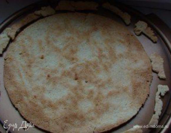 Переносим корж с обрезками в духовку прямо на пергаменте и выпекаем примерно 15 мин.
Вытаскивать из духовки тоже лучше на пергаменте и аккуратно сместить на блюдо (коржи хрупкие).
Я всегда выпекаю по 2 коржа одновременно (на верхнем и среднем противнях), а пока они выпекаются, раскатываю третий. Это существенно экономит время.