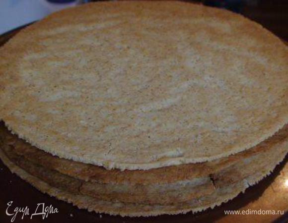 Таким образом, выпекаем все 4 наших коржа и оставляем их остывать.
По мере остывания коржи будут твердеть - так и надо (это ж песочные коржи).