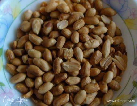 Тем временем охлажденные орехи чистим и измельчаем (я кладу в двойной кулек и несколько раз прохожусь скалкой).