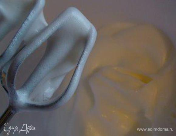 Готовим крем.
Взбиваем наши охлажденные белки со щепоткой соли до крепкой пены.