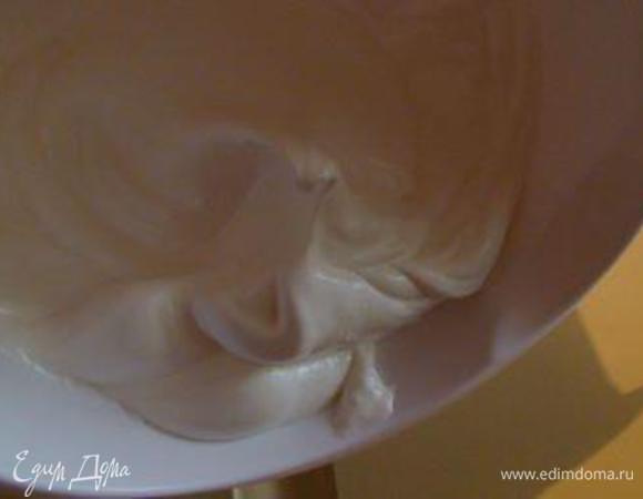 Не прекращая взбивать, постепенно добавляем понемногу сахар.
Крем должен стать густым, глянцевым.
На фото я перевернула миску, чтобы показать, что крем настолько плотный, что не выпадает.