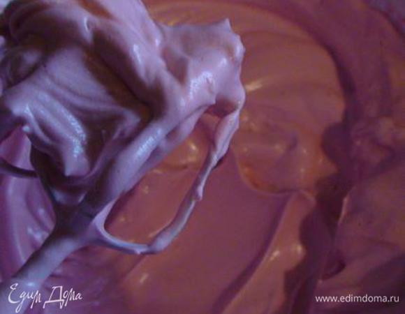 Не прекращая взбивать, постепенно, тонкой струйкой вводим варенье прямо под лопасти миксера и продолжаем взбивать. Крем станет более легким, но все равно густым, с устойчивыми пиками. Другими словами, после того, как вы выключили миксер, он не должен падать с венчиков.