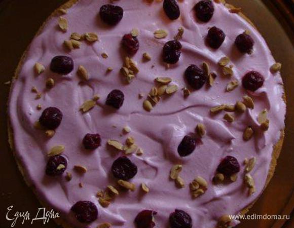 Делим крем на 5 частей, можно мысленно-условно (4 коржа + бока).
Каждый корж промазываем кремом, притрушиваем орехами и ягодами (по вкусу).
Складываем все коржи один на другой.