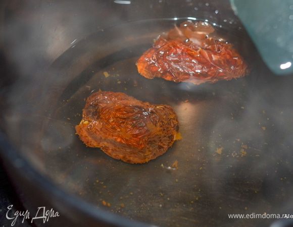 2 половинки помидор вяленых залить кипятком и дать постоять 3 мин. Затем воду слить, помидоры порезать.