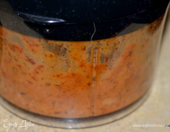 Выложить все в фудпроцессор с ножами и порубить до однородной массы.
Базилик свежий можно порубить и положить в заправку в конце приготовления.